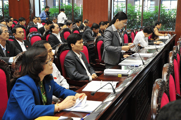 Các đại biểu Quốc Hội thảo luận ở hội trường.     