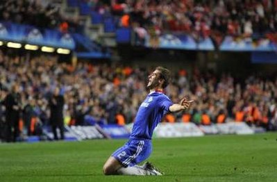 Ivanovic ăn mừng cú đúp bàn thắng cho Chelsea.