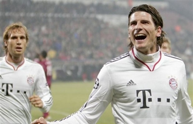 Mario Gomez “diễn” cách ăn mừng quen thuộc tới 3 lần.