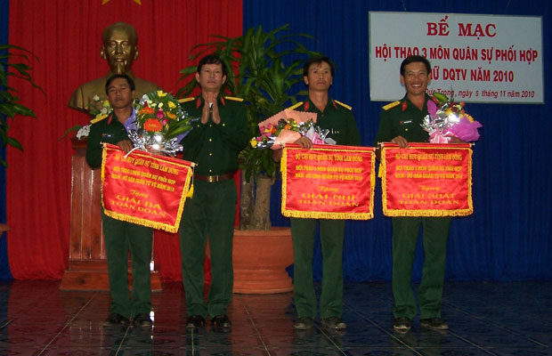 Đại tá Trần Xuân Quang - Chính ủy Bộ CHQS tỉnh tặng Cờ cho các đoàn đạt thành tích cao trong hội thao.
