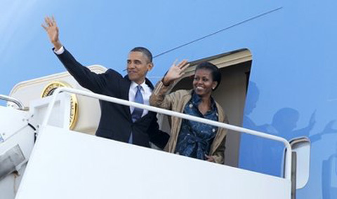 Vợ chồng Tổng thống Mỹ Obama lên chiếc Air Force One bắt đầu chuyến công du châu Á. Ảnh: AP