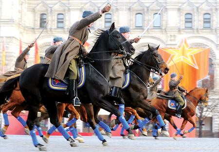 Tái hiện hình ảnh kỵ binh Liên Xô xung trận năm 1941 trên Quảng trường Đỏ.