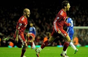 Torres (phải) lập cú đúp bàn thắng cho Liverpool.