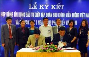 Phó TGĐ VNPT Nguyễn Văn Nhiễn và Giám đốc Sở Giao dịch I Ngân hàng Phát triển VN Lê Minh Trọng ký kết hợp đồng tín đụng.