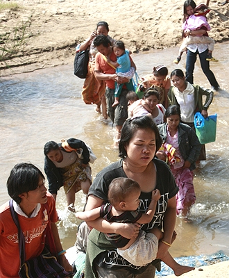Thường dân Myanmar vượt biên giới sang Thái Lan lánh nạn (ảnh: AP). 