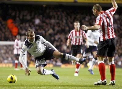 Van der Vaart (áo trắng) tiếp tục lập công, nhưng Tottenham đã không thắng.