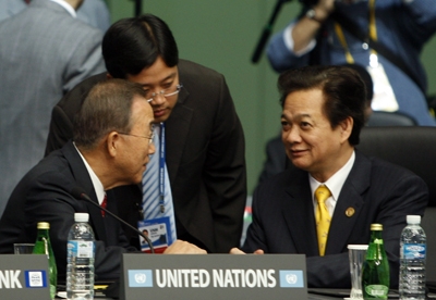 Thủ tướng Nguyễn Tấn Dũng trao đổi với Tổng Thư ký Liên Hợp Quốc Ban Ki-moon trước giờ khai mạc Hội nghị - Ảnh: Chinhphu.vn