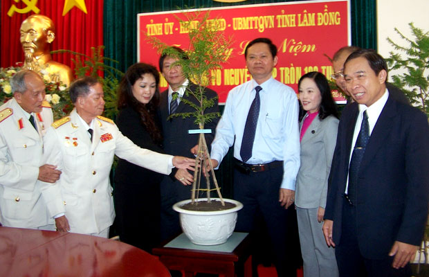 Đồng chí Huỳnh Phong Tranh và Lãnh đạo tỉnh Lâm Đồng trao tặng 10 cây thông quý cho gia đình Đại tướng Võ Nguyên Giáp.