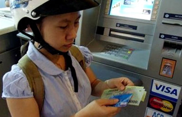 Nhận lương qua thẻ ATM.