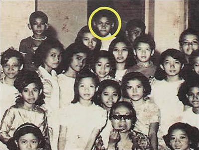 Barack Obama (có dấu tròn) thời đi học ở Trường tiểu học Menteng.