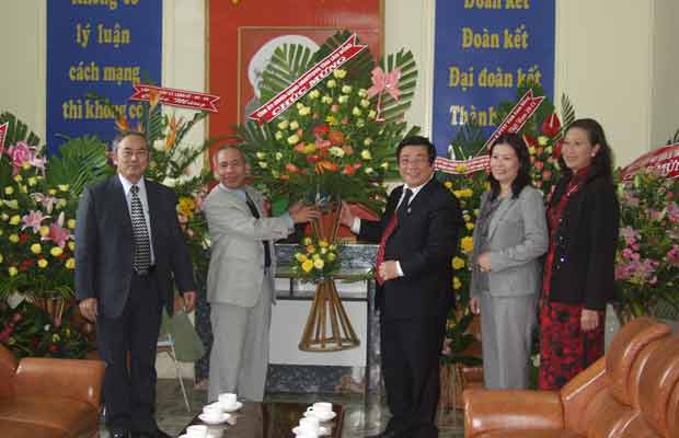 Đoàn tặng hoa chúc mừng cán bộ, giảng viên trường Chính trị Lâm Đồng.