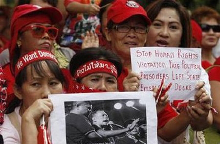 Thái Lan: Áo đỏ biểu tình, Áo vàng tập hợp lực lượng