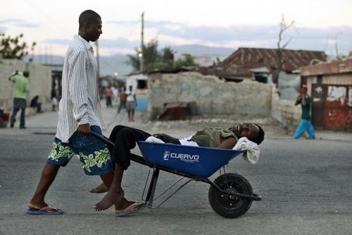 Một người có các triệu chứng tả được đưa đến bệnh viện tại khu ổ chuột Cite Soleil, thủ đô Port au Prince của Haiti, ngày 19-11 - Ảnh: Reuters 