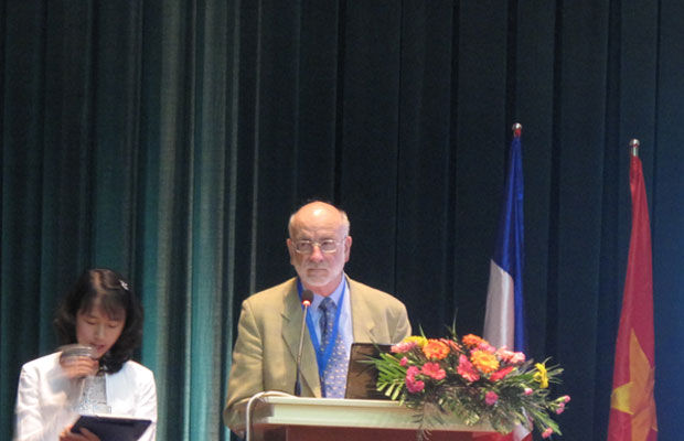 Bs Jean-Paul Homasson phát biểu và người con gái được ông nhận đỡ đầu phiên dịch tại Hội nghị Hô hấp và Phẫu thuật lồng ngực Pháp-Việt lần thứ VI.