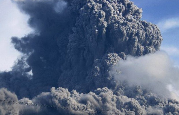 Núi lửa Bulusan phun tro dày đặc hôm 21-11.