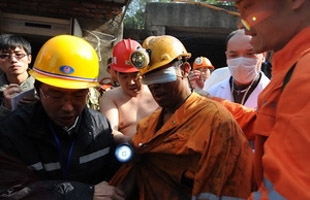 Liu Mingquan (ở giữa) - thợ mỏ đầu tiên được giải cứu.