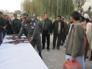 Các chiến binh Taliban giao nộp vũ khí cho nhà chức trách ở Dand-e-Ghori