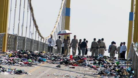 Một cảnh sát Campuchia đang làm nhiệm vụ ở hiện trường cho biết ước lượng có khoảng hàng ngàn bộ quần áo, giầy dép được bỏ lại hiện trường. Trên cầu Poh Pich hiện là đống hoang tàn do đồ đạc các nạn nhân bỏ lại sau khi vụ giẫm đạp kết thúc. 