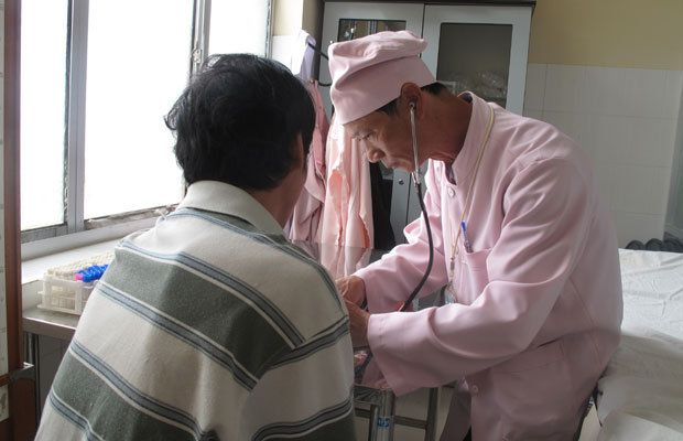 Y sĩ Thư đang khám bệnh cho một bệnh nhân có HIV.