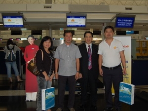 Đại diện Vietnam Airlines và Vietlink tặng quà khách hàng làm thủ tục đầu tiên trong chuyến bay khai trương tuyến Hongkong-Đà Nẵng.