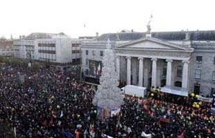 Người dân Ireland tuần hành phản đối cắt giảm chi tiêu