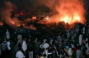 Hiện trường vụ tai nạn máy bay ở Karachi.
