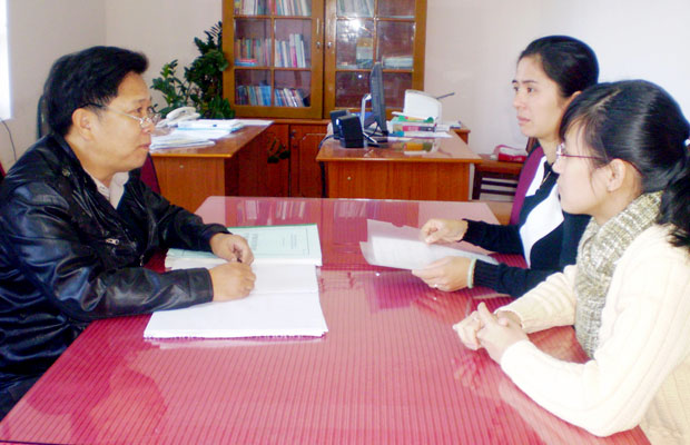 Tư vấn viên của Tỉnh Hội Luật gia Lâm Đồng ( bên trái) đang tư vấn pháp luật cho công dân.