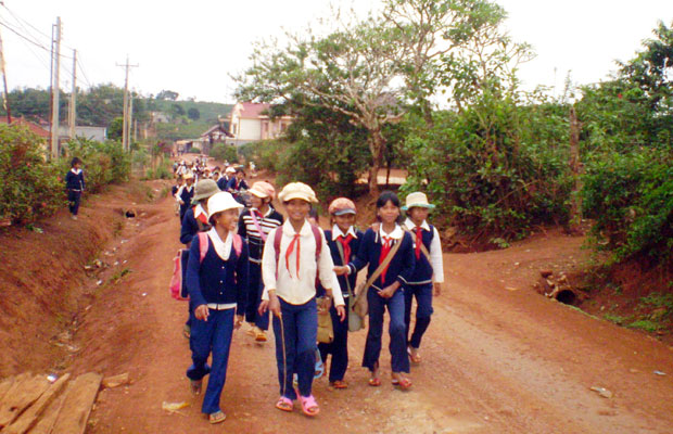 Trẻ em buôn làng ở Tân Châu tung tăng trên đường đi học.
