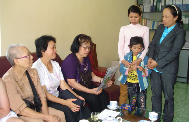 Gia đình Việt kiều Nguyễn Văn Bình giúp đỡ bé Linh mổ tim.