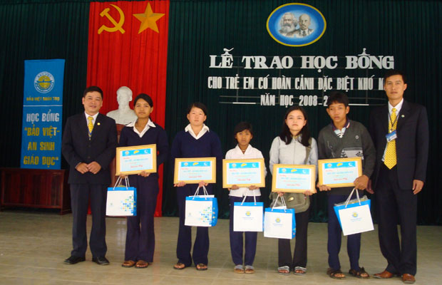 Công ty Bảo việt Nhân thọ Lâm Đồng trao học bổng cho học sinh nghèo học giỏi năm học 2008 -2009.