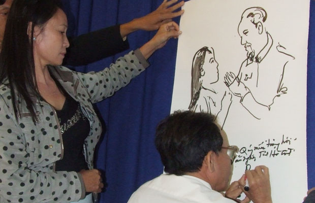 Họa sĩ Lê Duy Ứng vẽ Bác Hồ với nhà thơ Quỳnh Hoa (Hà Tĩnh) trong điều kiện mắt không nhìn thấy, chỉ sờ tay và tưởng tượng.