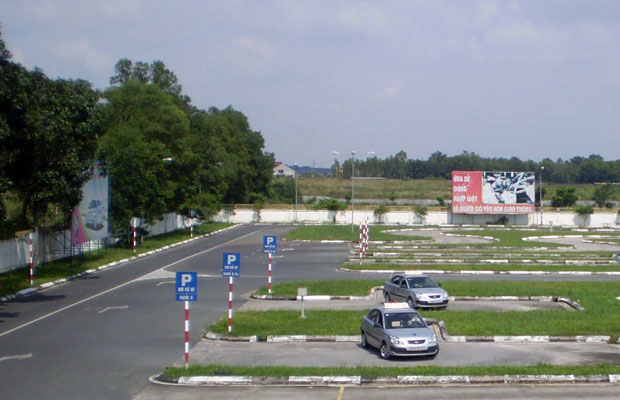 Đoạn đường tăng tốc và vào nơi đỗ xe ở trường thi Đồng Nai.