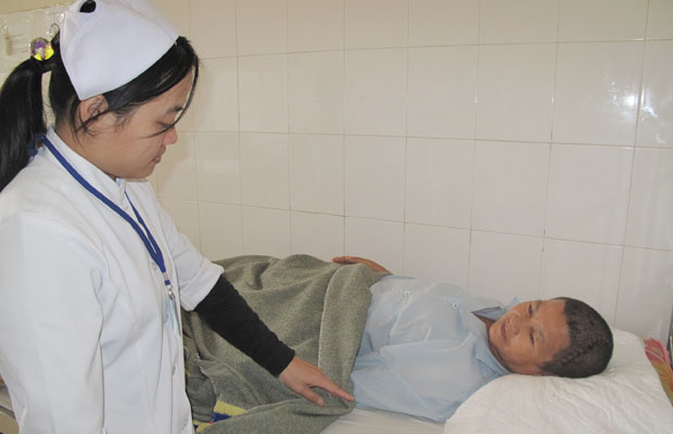 Bà Phạm Thị Lượm (Đức Trọng) vừa trải qua ca phẫu thuật mổ não với khối u lớn nhất từ trước đến nay ở BVĐK Lâm Đồng, không có BHYT nên rất khó khăn, phải xuất viện sớm.