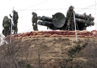 Binh sĩ Hàn Quốc và tên lửa Cheonma trên đảo Baengnyeong - Ảnh: Reuters