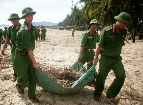 Các chiến sĩ trẻ gom rác trên bãi biển Nha Trang (Ảnh: internet)