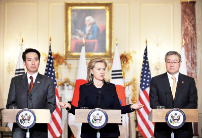 Bà Clinton cùng ông Seiji (trái) và ông Kim tại buổi họp báo ở Washington hôm 6.12 - Ảnh: AFP