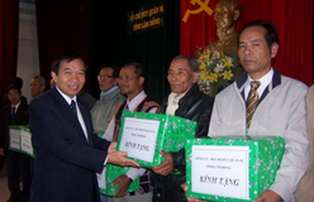 Đồng chí Vũ Công Tiến - Phó bí thư Tỉnh ủy tặng quà cho các già làng trưởng thôn.