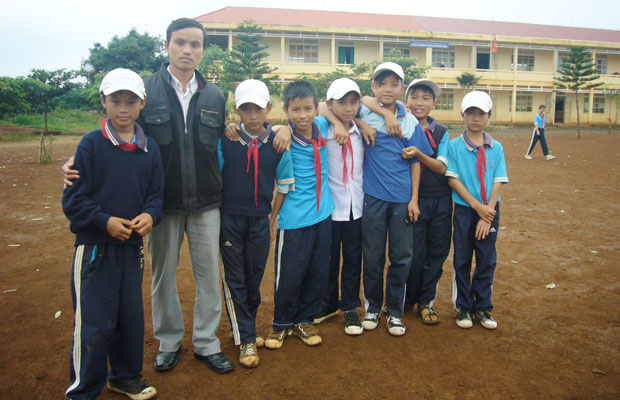 Thầy Nguyễn Văn Tiến với các học trò.