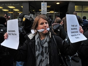 Một người tham gia cuộc biểu tình phản đối việc bắt giữ Julian Assange bên ngoài tòa án ở London, ngày 7/12.