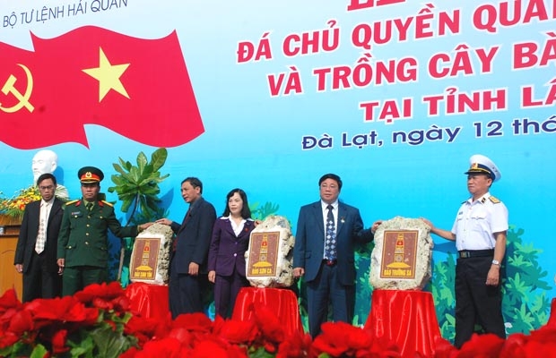 Đại diện hải quân trao đá chủ quyền cho tỉnh Lâm Đồng.