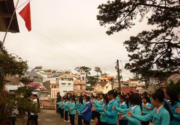 Các em học sinh đang “hát” quốc ca bằng tay.