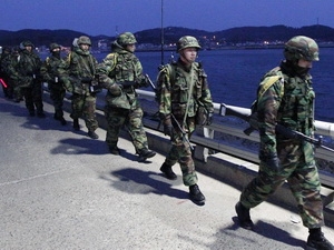 Hải quân Hàn Quốc tuần tra trên đảo Yeonpyeong. 