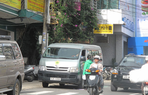 Nhà xe Thành Bưởi đón khách tại đường Phan Bội Châu, Đà Lạt gây mất trật tự giao thông.