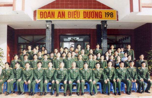Lãnh đạo Học viện chụp hình lưu niệm với cán bộ nhân viên Đoàn An điều dưỡng 198.
