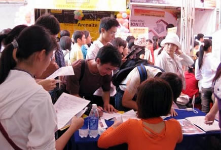 Ngày hội việc làm tại Đà Nẵng thu hút nhiều bạn trẻ mới tốt nghiệp các trường cao đẳng, đại học .