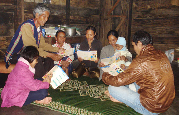 Già làng tham gia tuyên truyền vận động DS - KHHGĐ ở Đam Rông.
