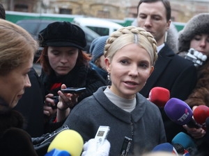 Cựu Thủ tướng Yulia Tymoshenko trả lời phỏng vấn báo chí sau phiên thẩm vấn tại Kiev.