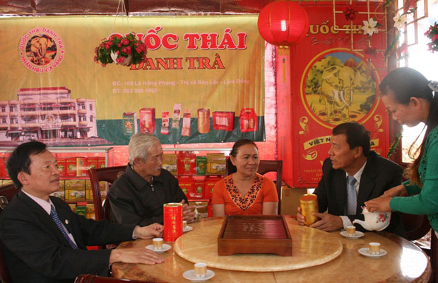 Đồng chí Trương Văn Thu – PCT UBND tỉnh Lâm Đồng trò chuyện với ông, bà chủ doanh nghiệp trà Quốc Thái.