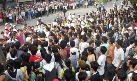 Sinh viên xuống đường phản đối quy chế điểm thi