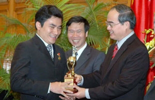 Phó Thủ tướng Nguyễn Thiện Nhân (bìa phải) trao giải thưởng Quả Cầu Vàng cho kỹ sư Nguyễn Đồng Long.